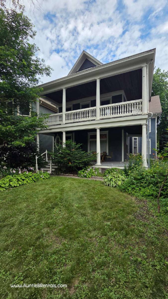 Apartment for rent at 699 Lincoln Ave #1 Main Level, Saint Paul, MN 55105