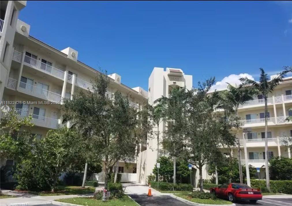 Condo for rent at 3500 Oaks Clubhouse Dr #211, Pompano Beach, FL 33069