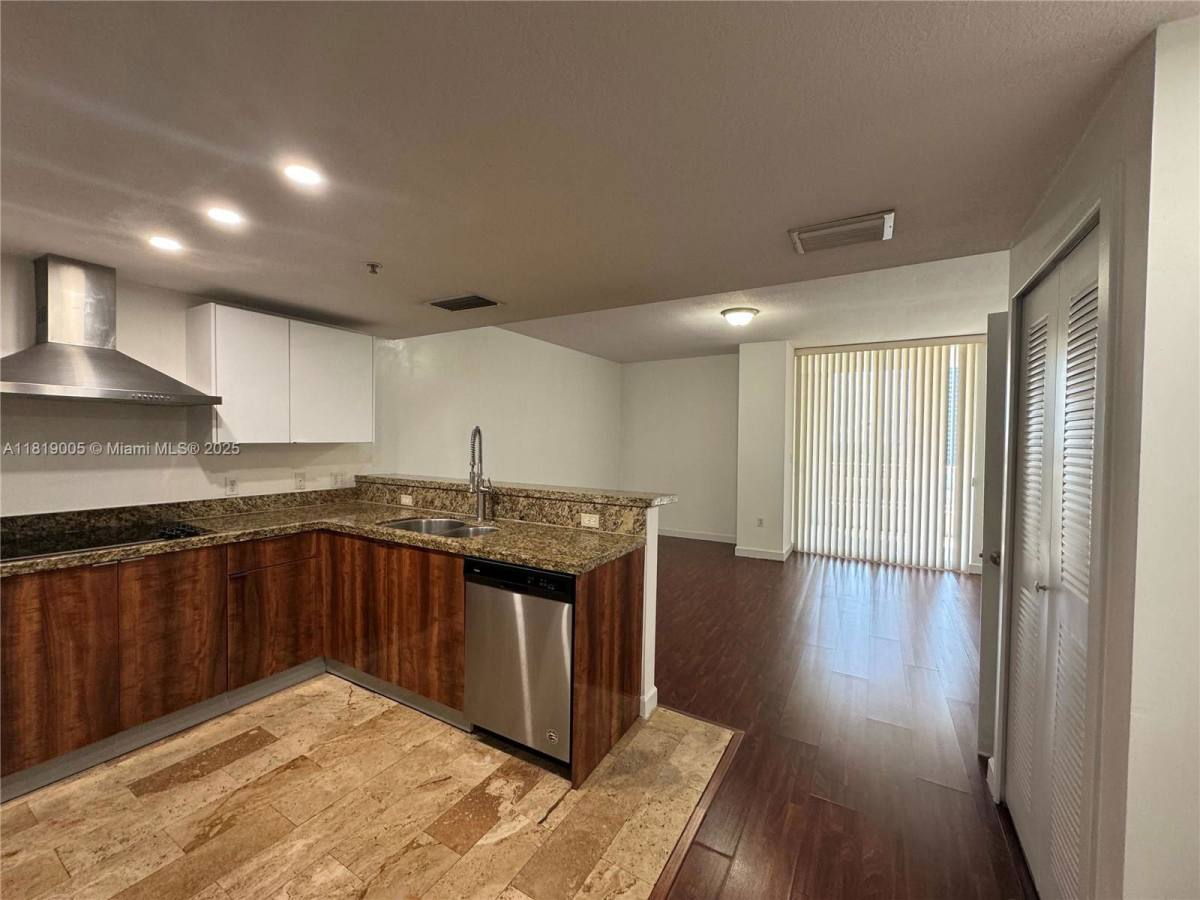 House for rent at 170 SE 14th St #2406, Miami, FL 33131