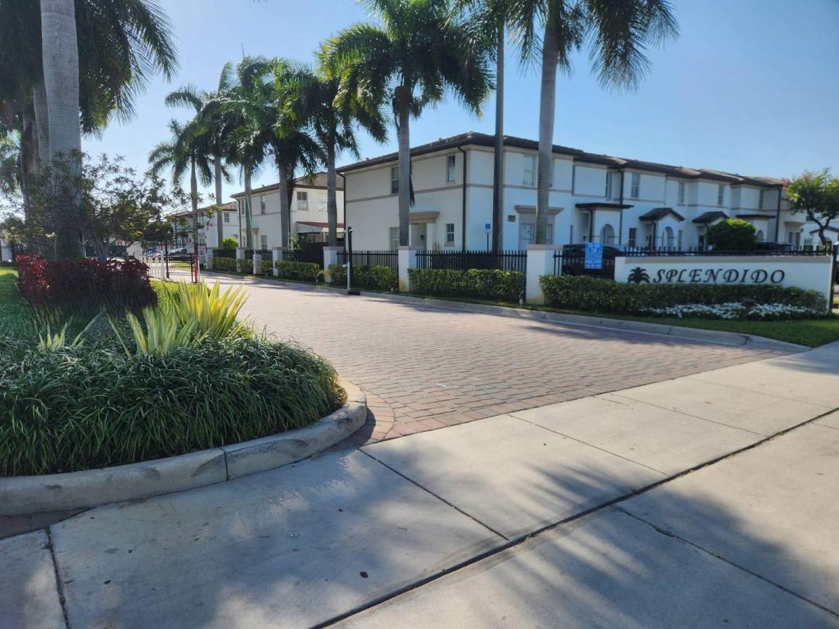 Townhouse for rent at 8199 W 36th Ave, Hialeah, FL 33018