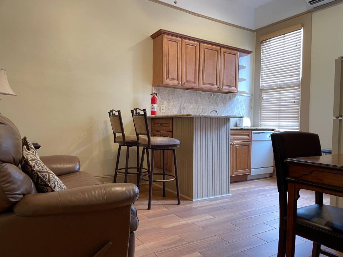 Apartment for rent at 4514 Prytania St #3, New Orleans, LA 70115