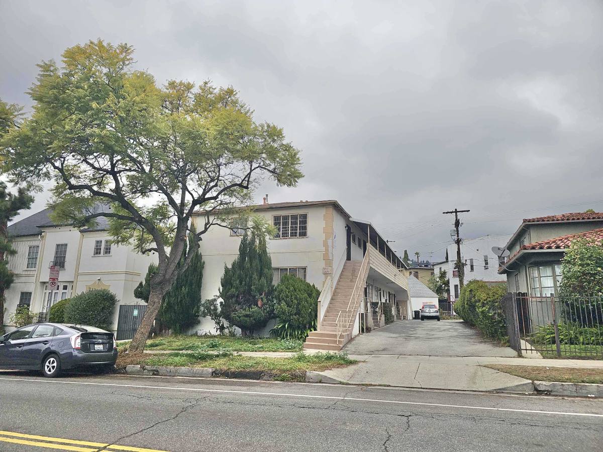 Apartment for rent at 4973 Franklin Ave, Los Angeles, CA 90027