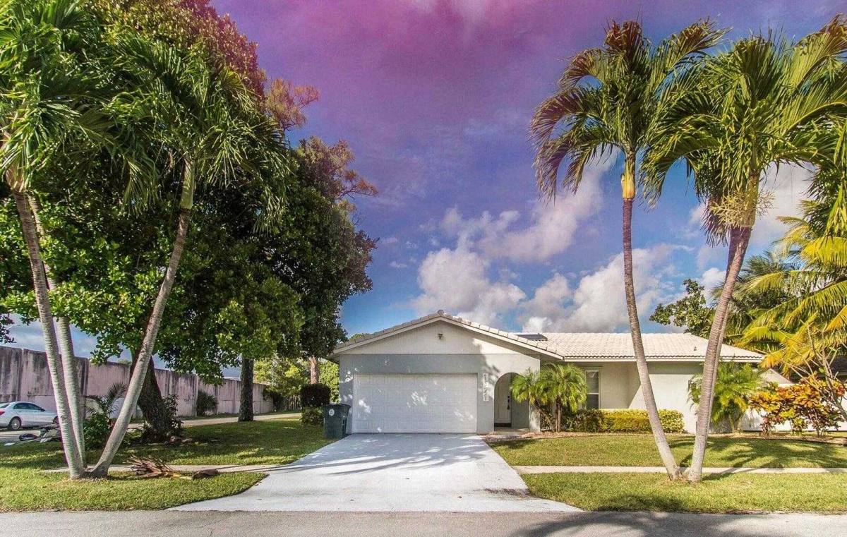 Apartment for rent at 1571 SW 13th Dr, Boca Raton, FL 33486