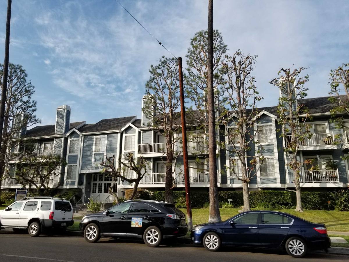 Apartment for rent at 19119 Sherman Way #209, Reseda, CA 91335