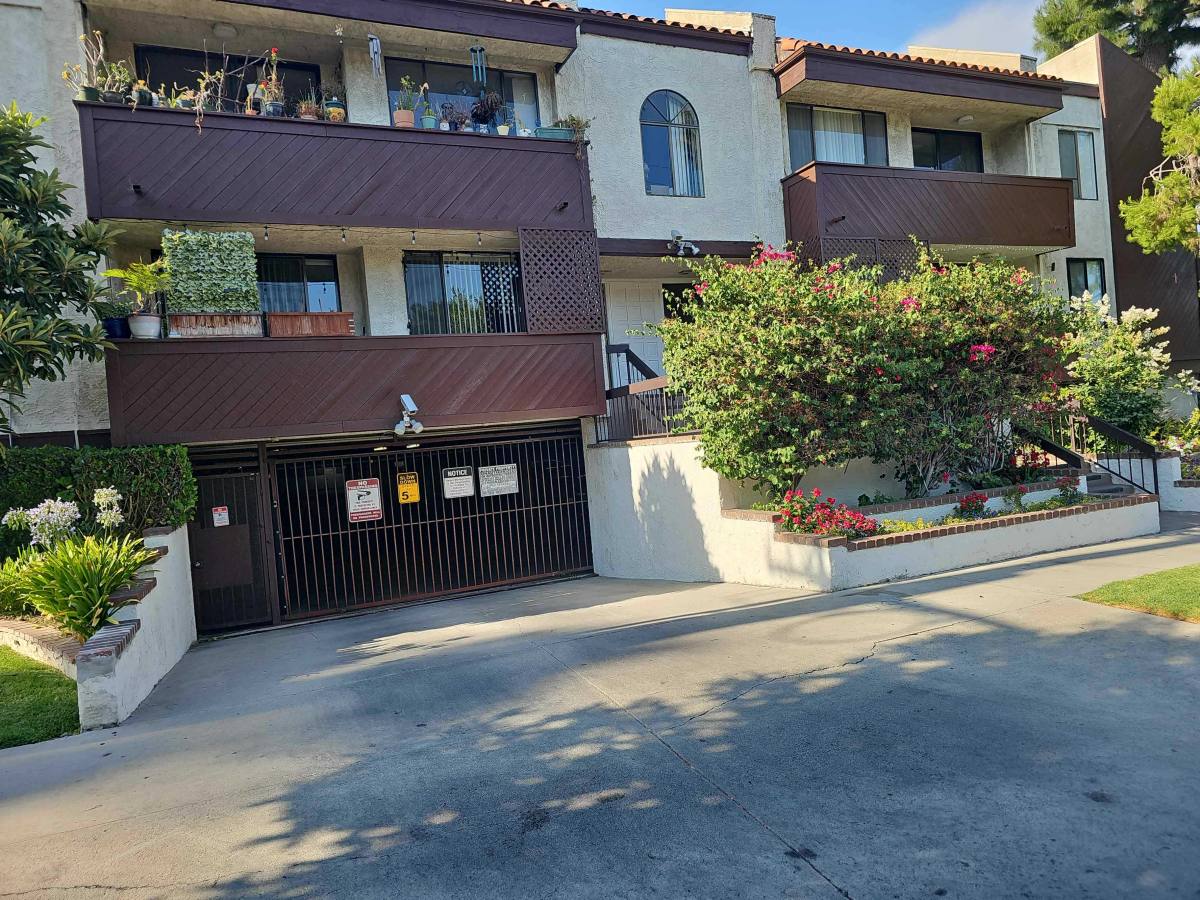 Apartment for rent at 11835 Magnolia Blvd #106, Valley Village, CA 91607