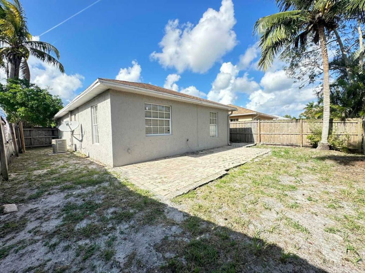 Apartment for rent at 5721 Boynton Crescent, Boynton Beach, FL 33437