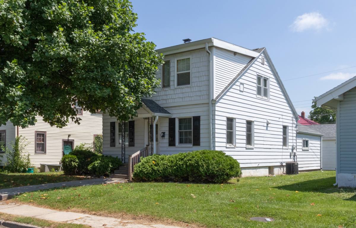 House for rent at 114 N Calvert St, Muncie, IN 47303