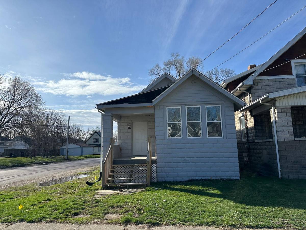 House for rent at 900 W McClure Ave, Peoria, IL 61604