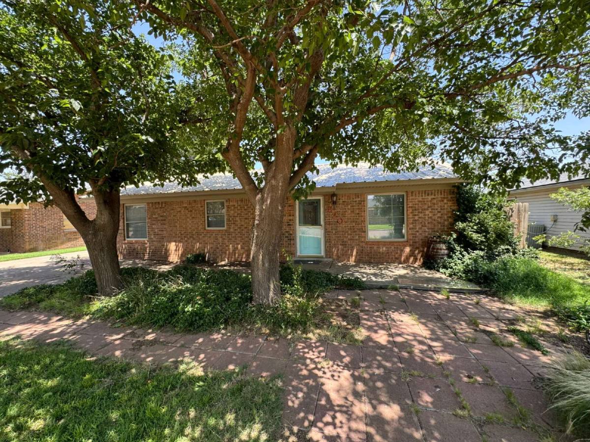 House for rent at 820 Hickory St, Idalou, TX 79329