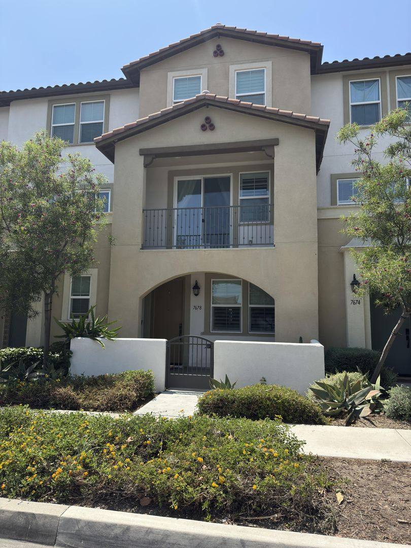 Townhouse for rent at 7678 Sunflower Dr, Pico Rivera, CA 90660