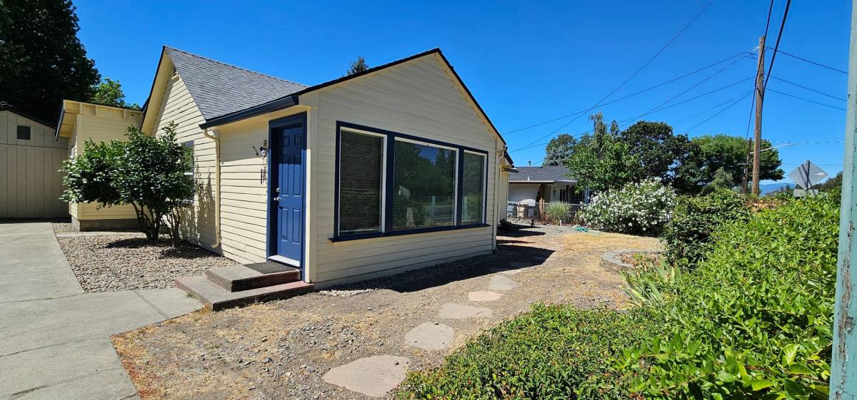 House for rent at 909 1 2 SW Bridge St, Grants Pass, OR 97526