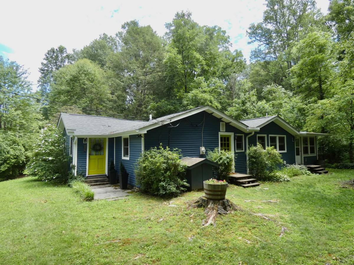 House for rent at 15 Chestnut Creek Rd, Candler, NC 28715