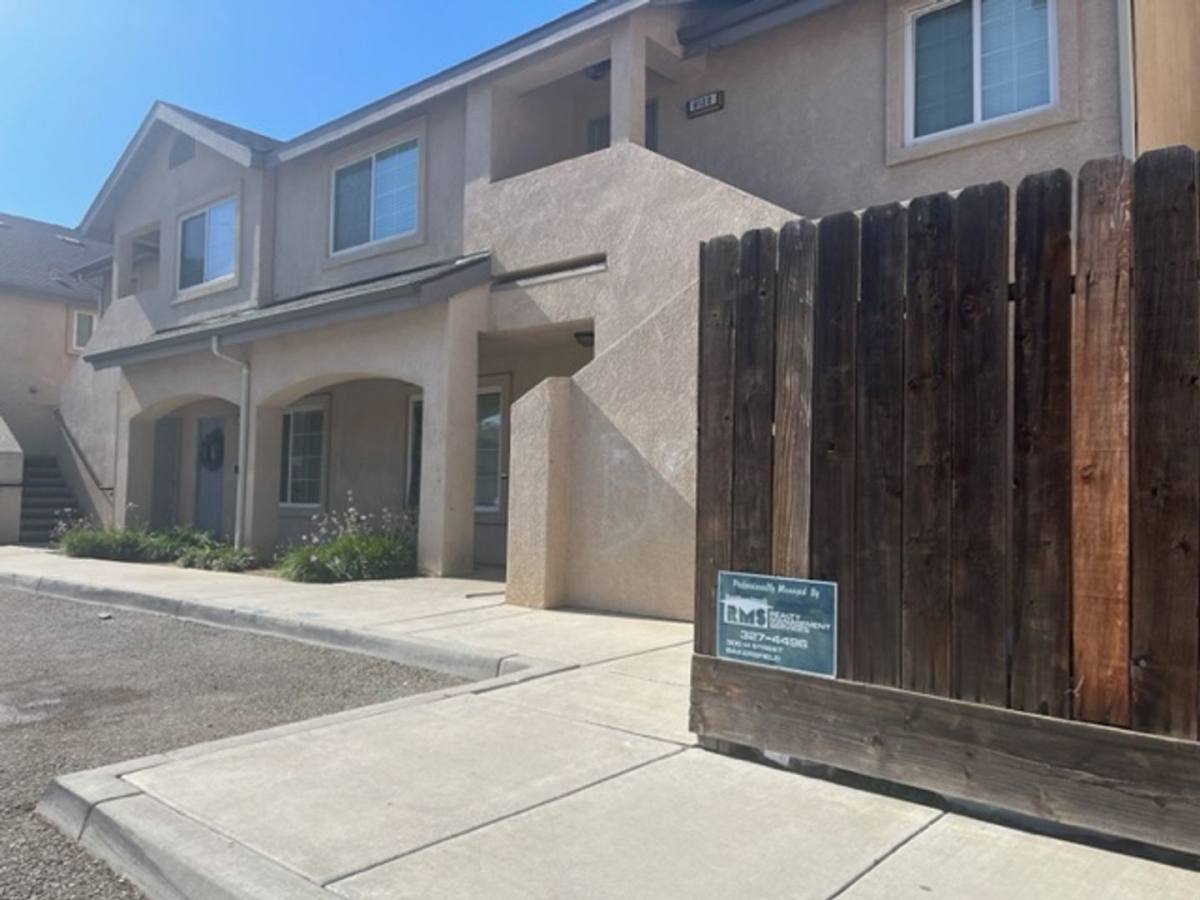 Apartment for rent at 6124 Royal Coach Circle, Bakersfield, CA 93306