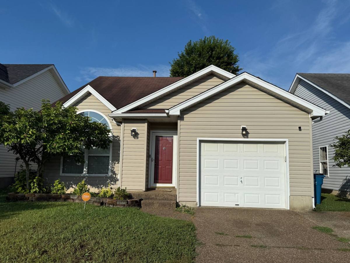 House for rent at 10412 Pinoak View Dr, Louisville, KY 40299