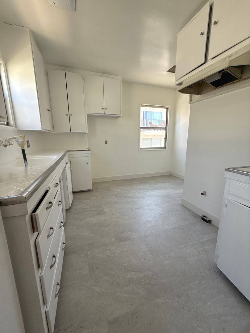Apartment for rent at 927-929 Lincoln Blvd, Santa Monica, CA 90403