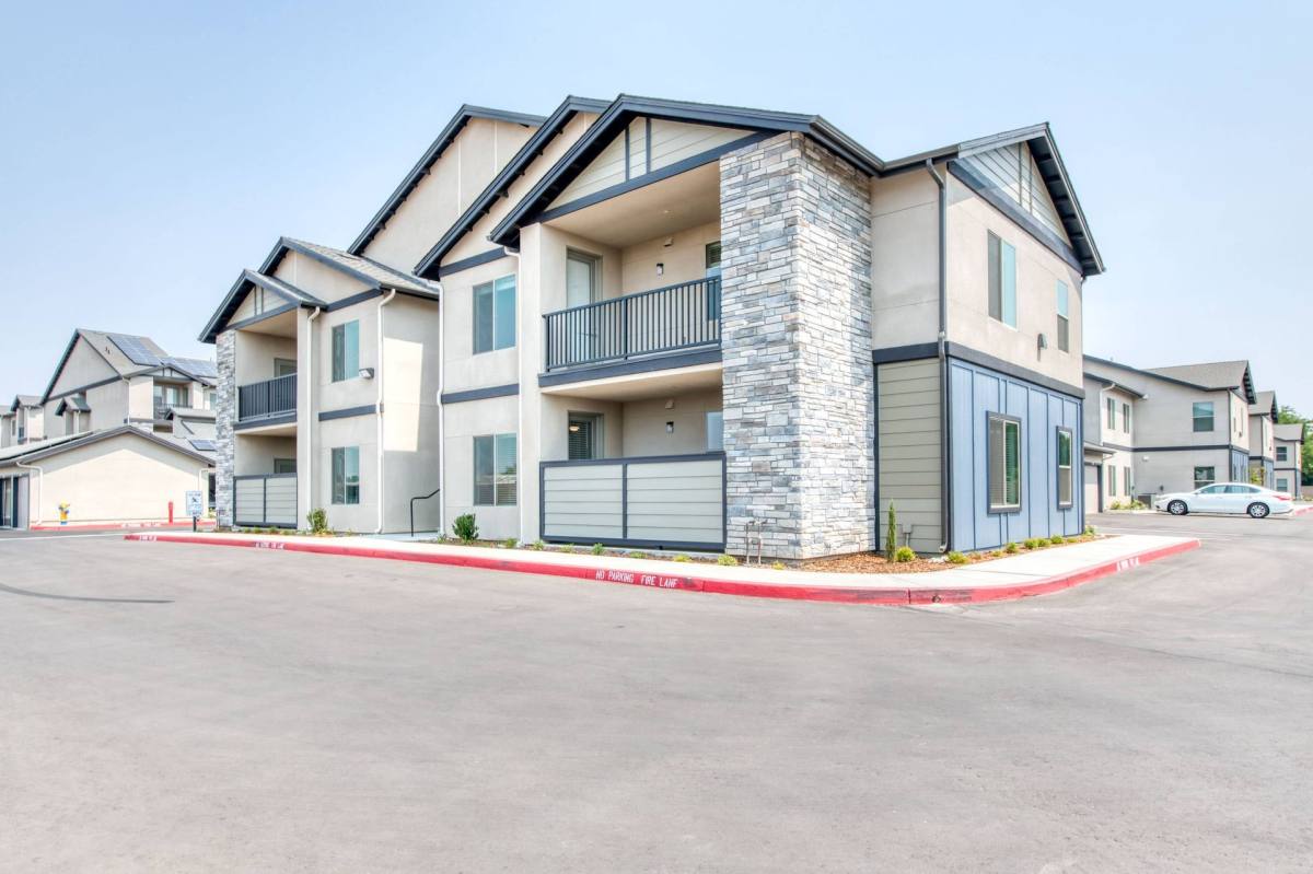 Apartment for rent at 382 N McKelvy Ave, Clovis, CA 93611