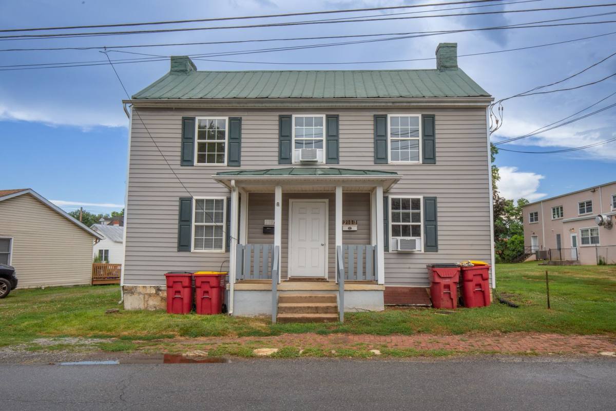 Apartment for rent at 210 W N St, Charles Town, WV 25414
