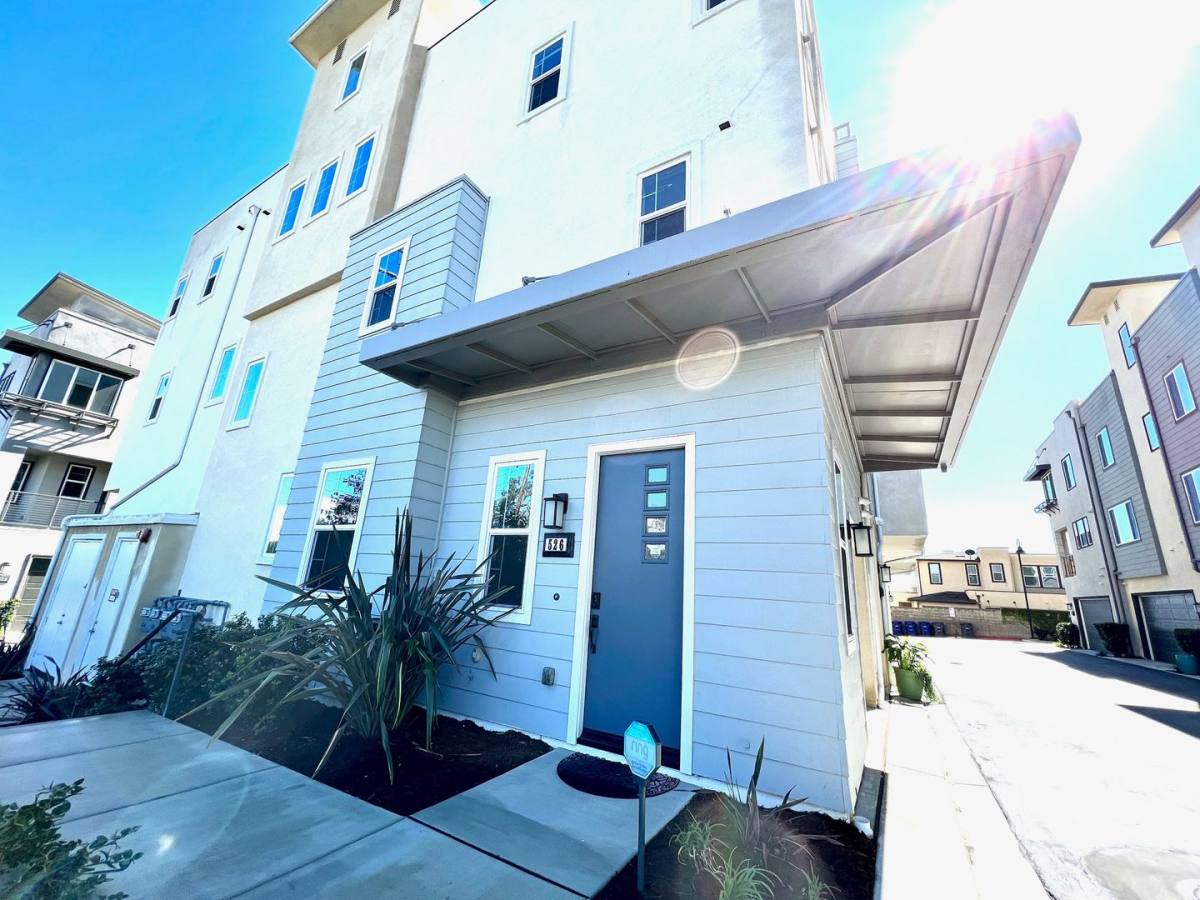 Townhouse for rent at 526 E Imperial Ave, El Segundo, CA 90245