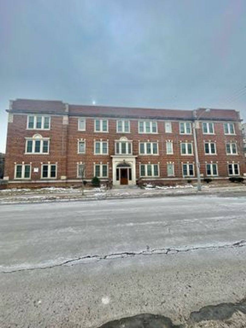 Apartment for rent at 1725 E Park Place, Milwaukee, WI 53211