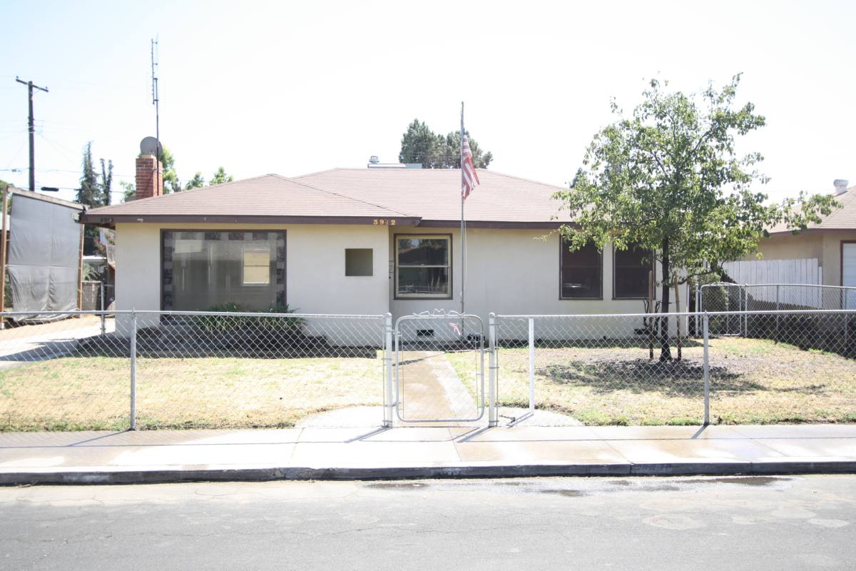 House for rent at 3912 Kenmore Dr N, Fresno, CA 93703