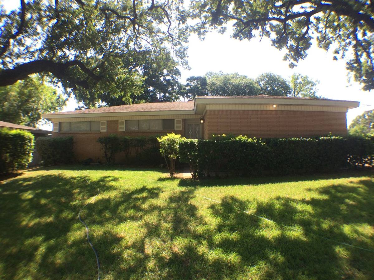 House for rent at 1502 Westcrest Dr, Arlington, TX 76013