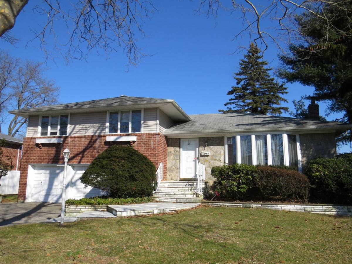 House for rent at 2540 New York Ave, Melville, NY 11747