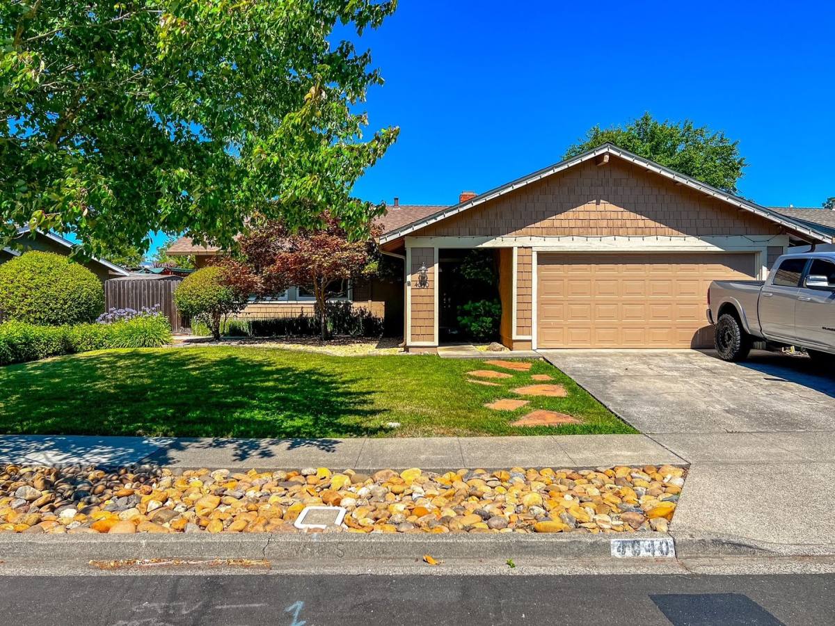 House for rent at 4040 Tokay Dr, Napa, CA 94558