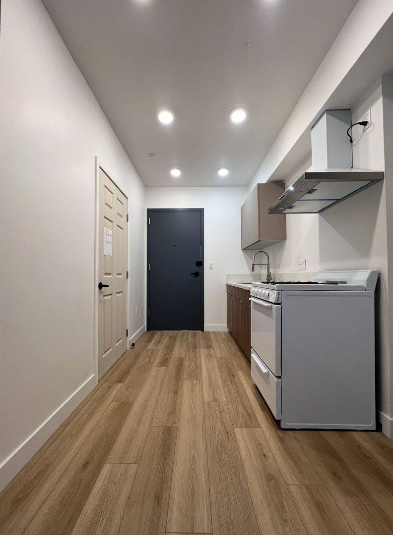 Apartment for rent at 1039 E 28th St, Los Angeles, CA 90011