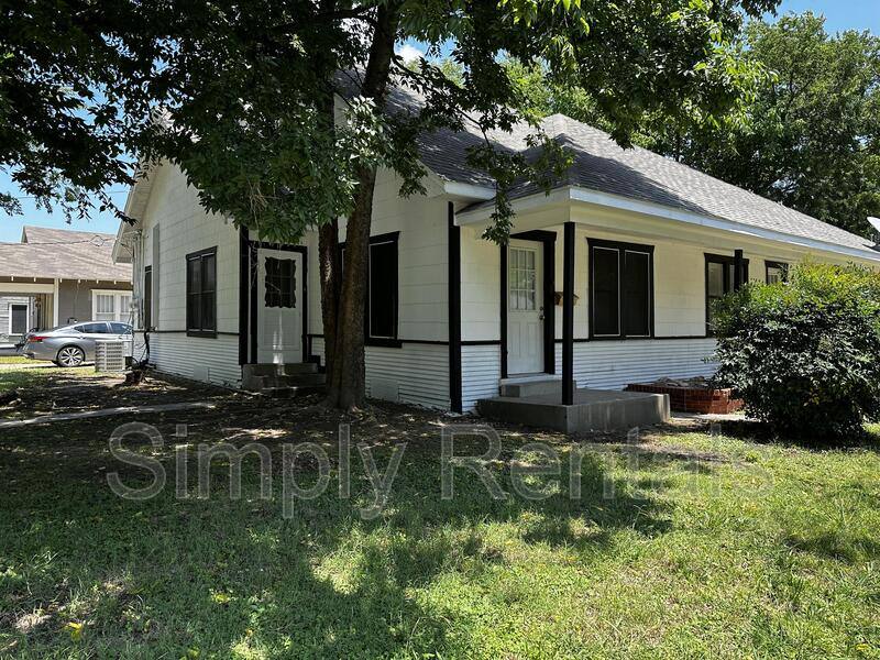 Apartment for rent at 1410 Sycamore St, Commerce, TX 75428