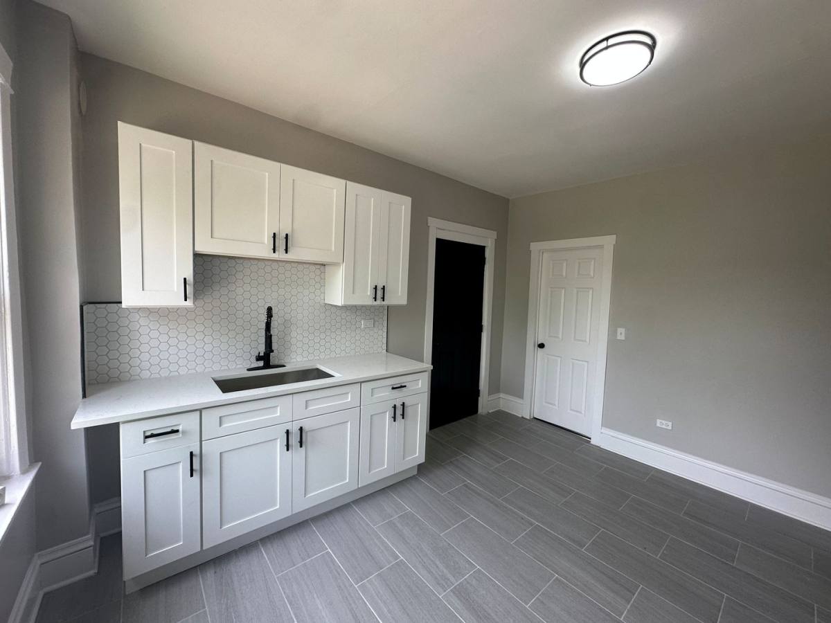 Apartment for rent at 5200 S Carpenter St, Chicago, IL 60609