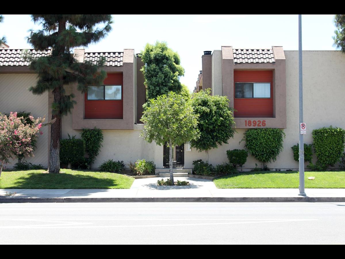 Apartment for rent at 18926 Sherman Way, Reseda, CA 91335