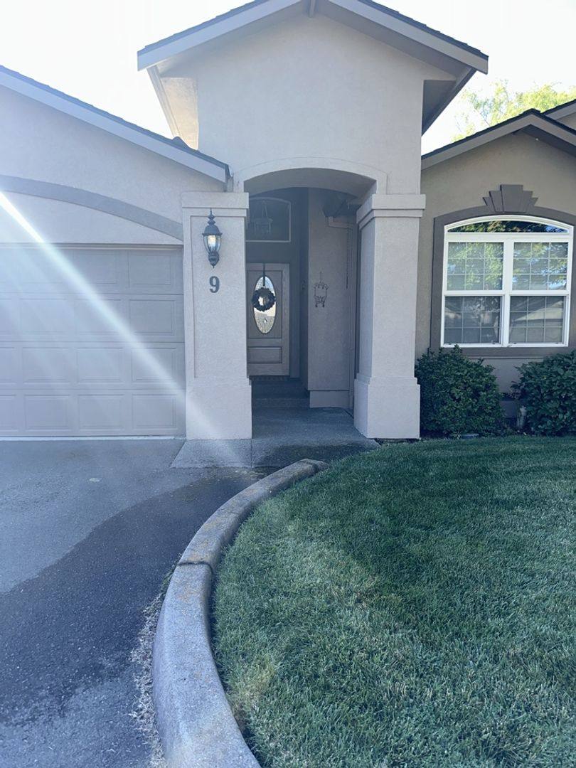 Apartment for rent at 2731 Crater Lake Ave, Medford, OR 97504