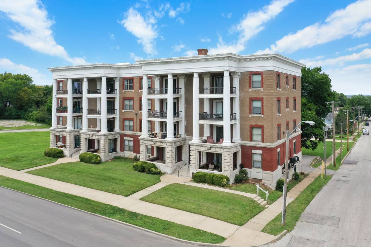 Apartment for rent at 1614-1620 E Linwood Blvd, Kansas City, MO 64109