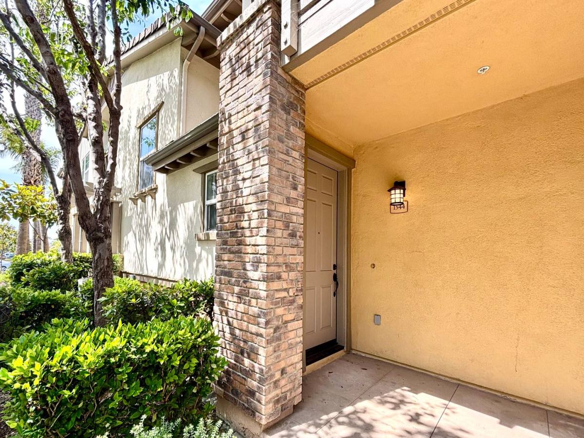 Townhouse for rent at 1544 Windshore Way, Oxnard, CA 93035