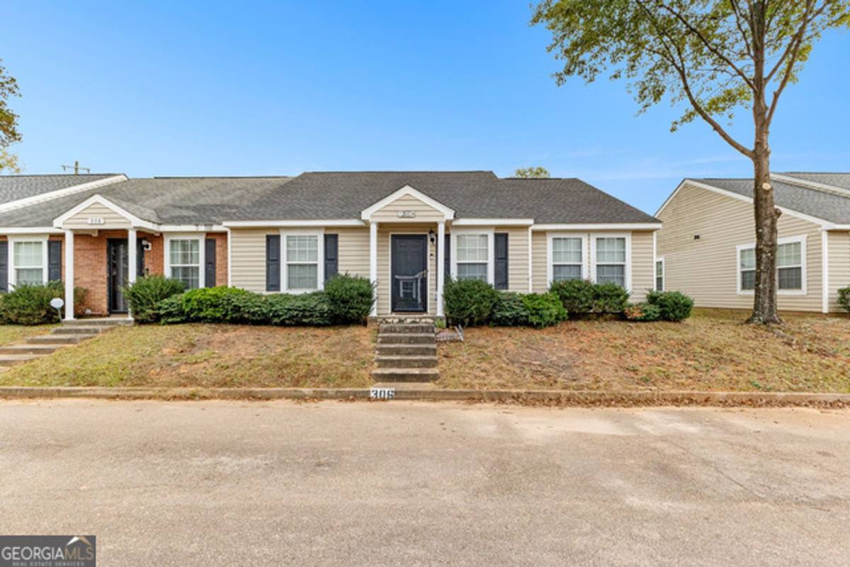 Townhouse for rent at 306 Lenox Circle, Lagrange, GA 30241