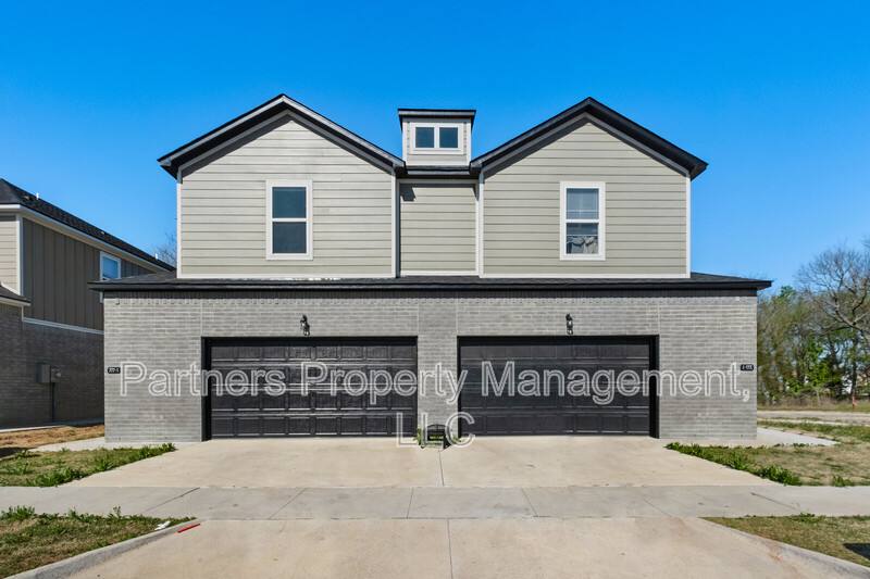 Townhouse for rent at 777 S Benchmark Lane #1, Fayetteville, AR 72704