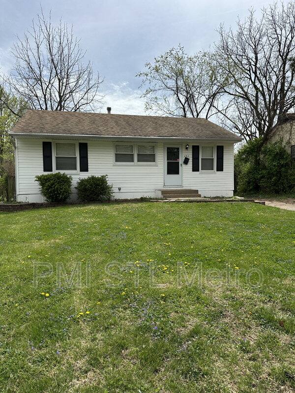 House for rent at 452 Midlothian Rd, Saint Louis, MO 63137