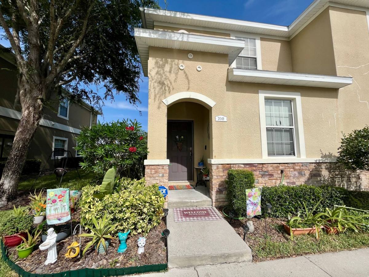 Townhouse for rent at 2049 Greenwood Valley Dr, Plant City, FL 33563