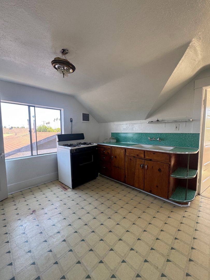 Apartment for rent at 3425 3rd Ave, Los Angeles, CA 90018