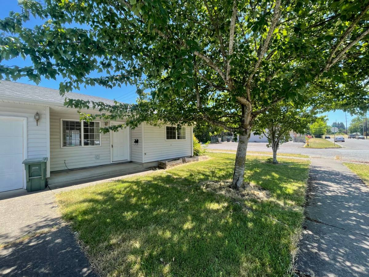 Apartment for rent at 1045-1055-1065 3rd St, Lebanon, OR 97355
