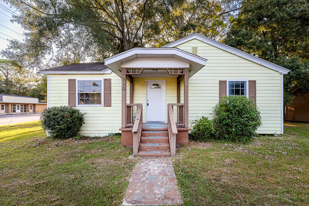 House for rent at 1810 12th St, Pascagoula, MS 39567