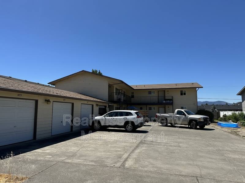 Apartment for rent at 1879 Medart Lane, Grants Pass, OR 97527