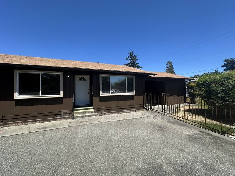 Apartment for rent at 702 SW Isham St #A, Grants Pass, OR 97526