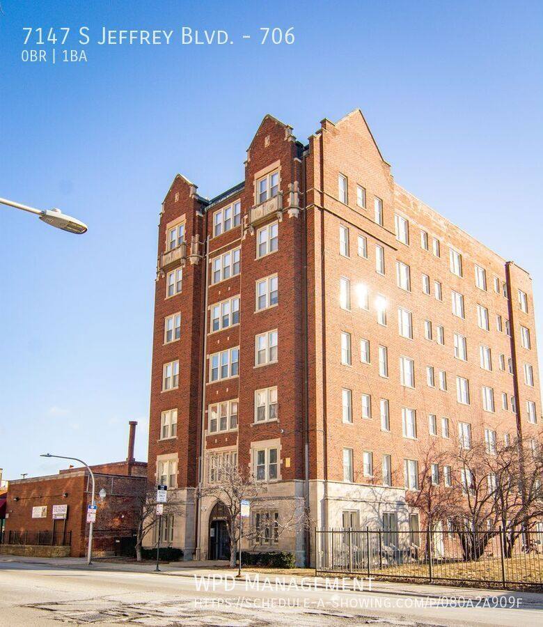 Apartment for rent at 7147 S Jeffrey Blvd, Chicago, IL 60649