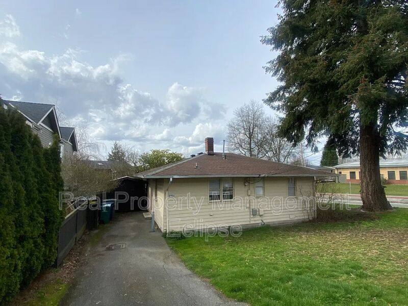 House for rent at 6731 104th Ave NE, Kirkland, WA 98033