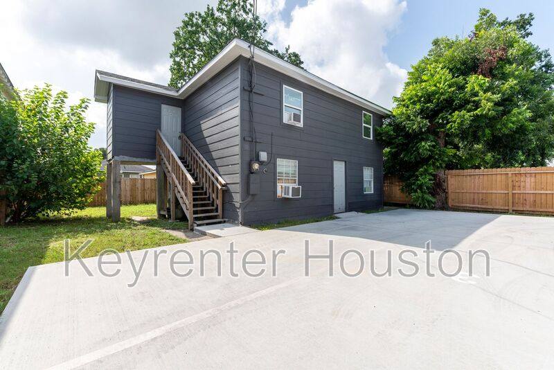 Apartment for rent at 17 Norwood St #4, Houston, TX 77011