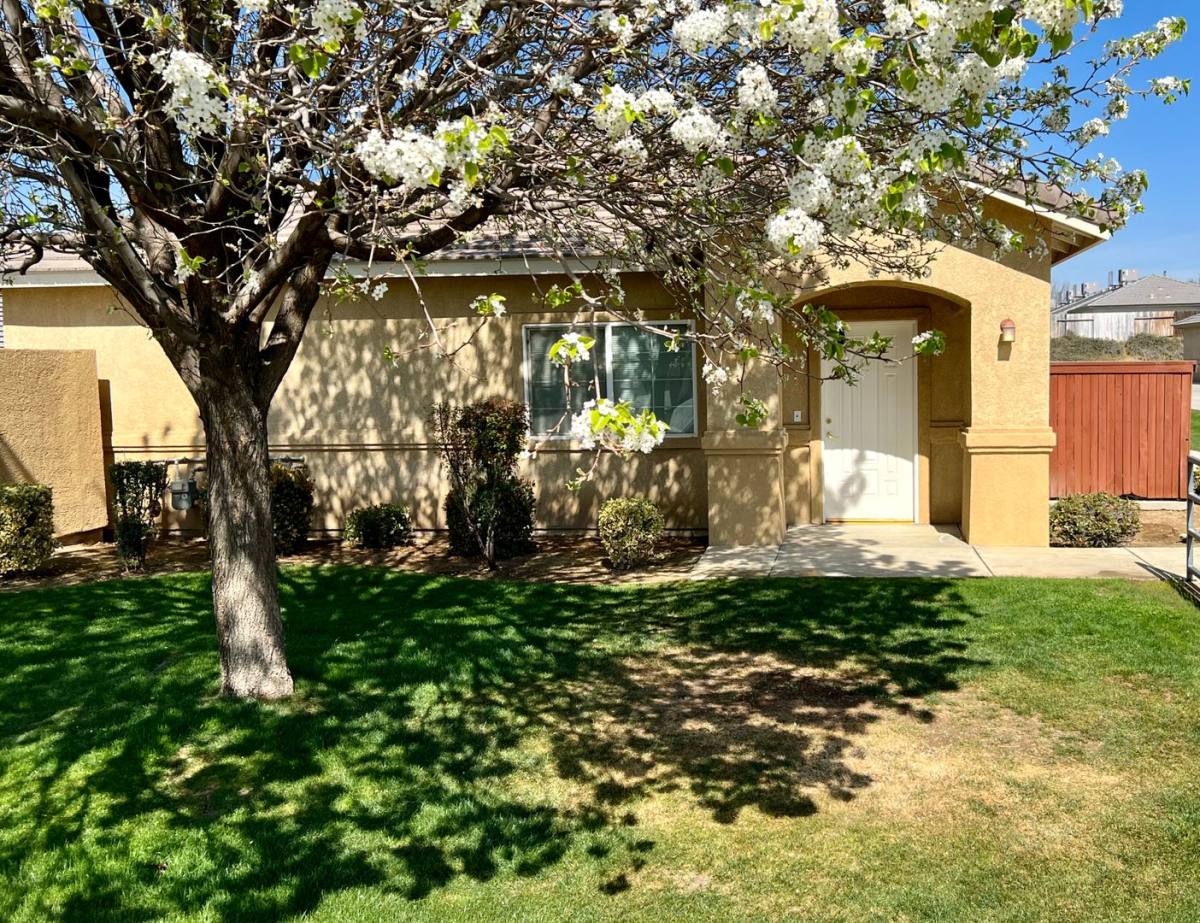 Apartment for rent at 712 Meadow Grove Court, Bakersfield, CA 93308