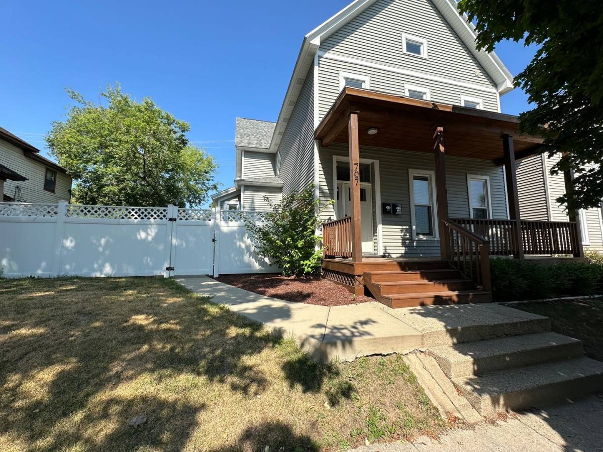 Townhouse for rent at 707 Livingston Ave NE, Grand Rapids, MI 49503