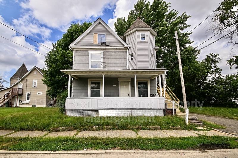 Apartment for rent at 825 7th St NW #B, Canton, OH 44703