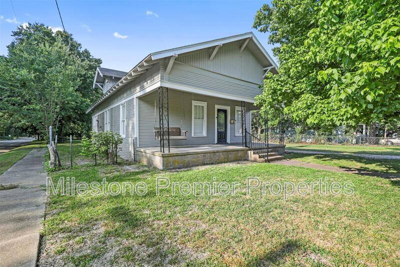 House for rent at 300 W Moore St, Sherman, TX 75090